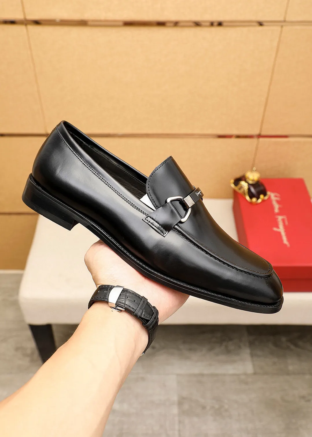 Men's shoes💰460💰 Product trademark: Ferragamo "Ferragamo" casual leather shoes Regular size: 38-44 (45🉑️customized) Product materials: Selected imported first-layer open-edge beaded cowhide leather upper + luxury hardware buckle, imported water-dyed cowhide leather lining. Strong three-dimensional visual effect, original outsole Color: 3⃣️colors available